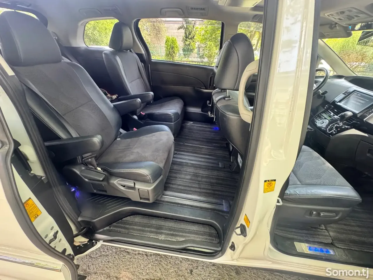 Toyota Estima 2014 · 2.4 AT