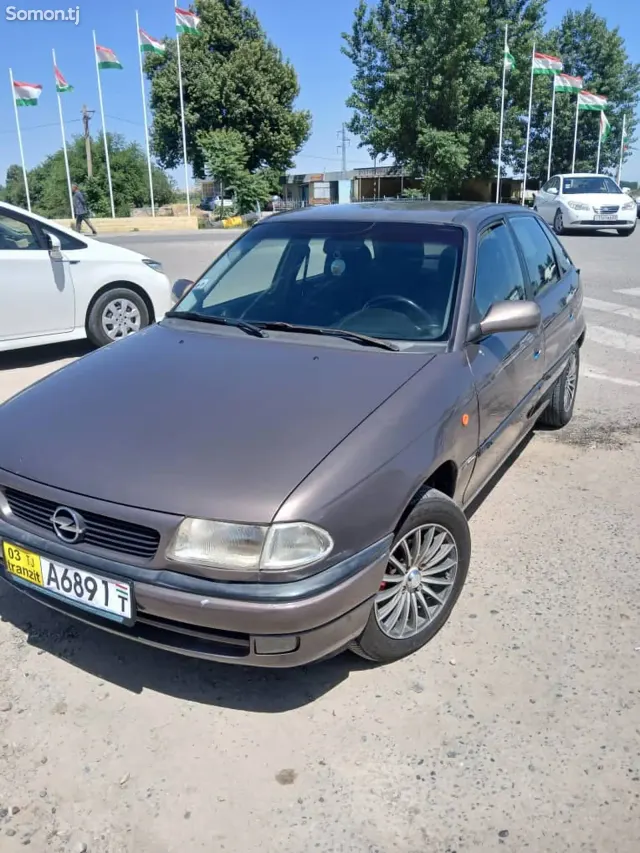 Opel Astra F 1998 · 1.6 MT