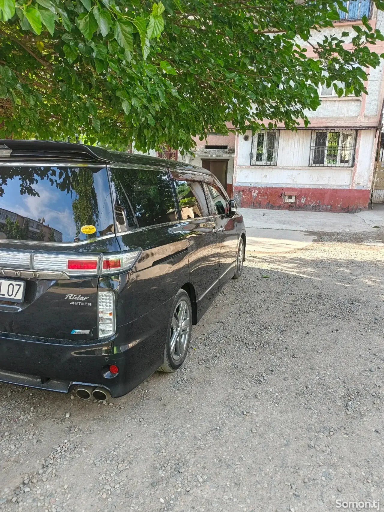 Nissan Elgrand 2011 · AT
