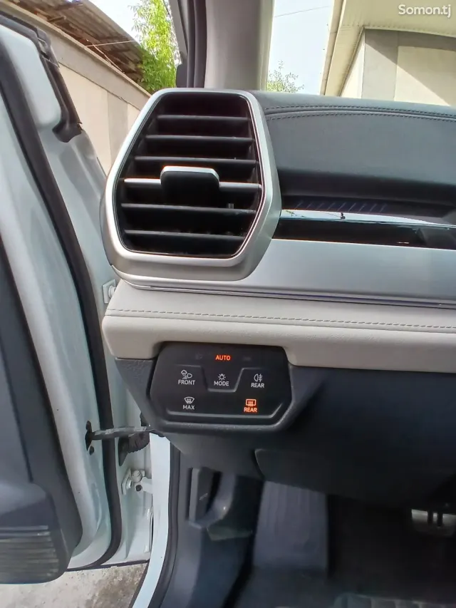 Volkswagen ID.6 2022 · AT