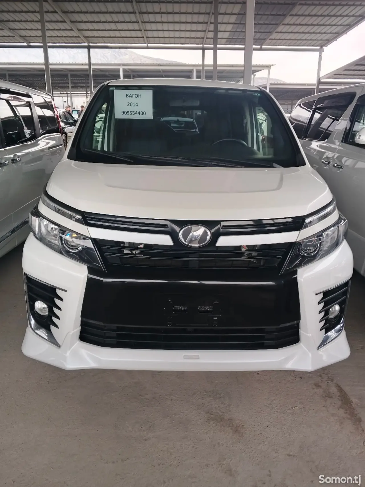 Toyota Voxy 2014 · 2.0 AT