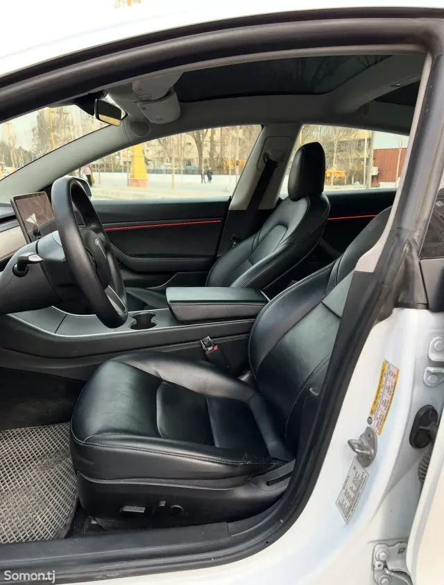 Tesla Model 3 2021 · AT