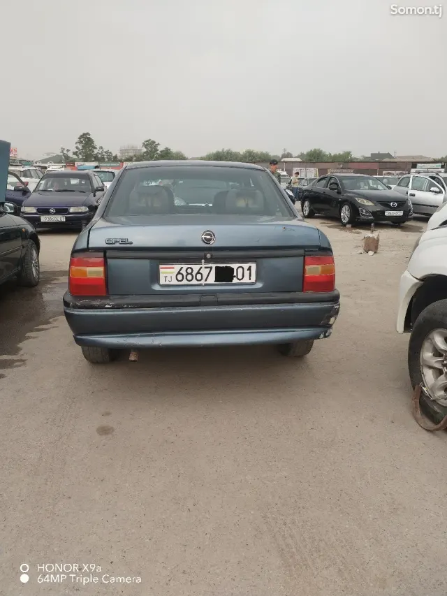 Opel Vectra A 1990 · 1.8 MT