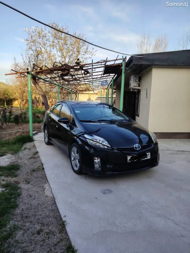 Toyota Prius 2011 · 1.6 AT