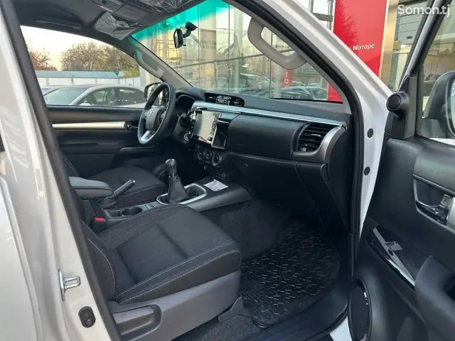 Toyota Hilux 2025 · 2.4 MT