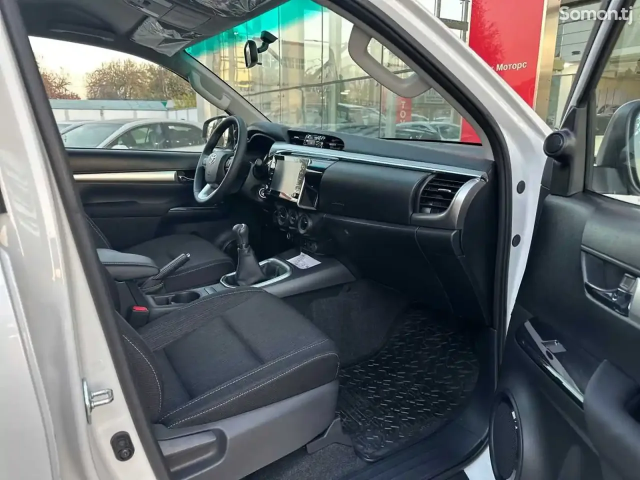 Toyota Hilux 2025 · 2.4 MT