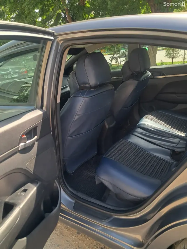 Hyundai Elantra 2019 · 1.8 AT