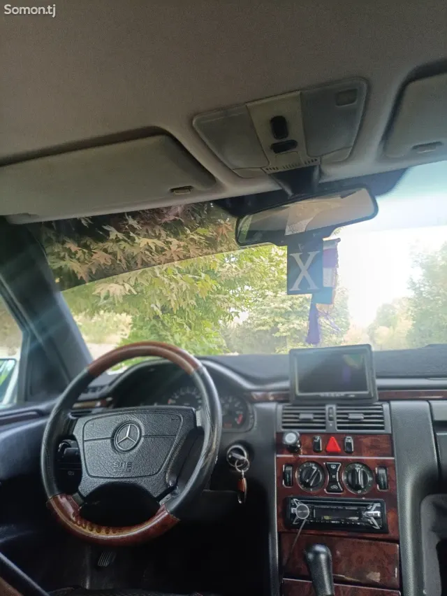 Mercedes-Benz E class 1996 · 2.0 MT