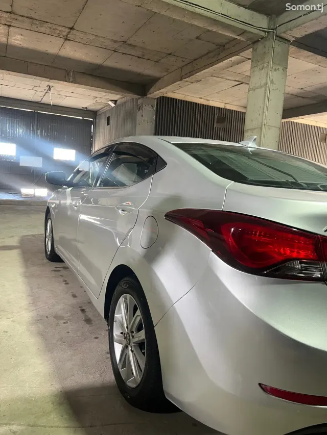 Hyundai Elantra 2015 · 1.8 AT