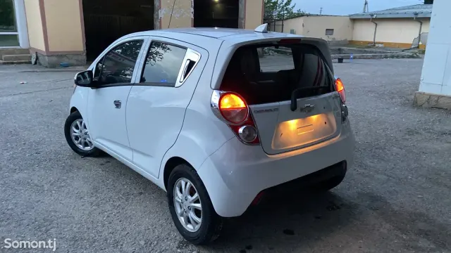 Chevrolet Spark 2015 · 1.0 AT