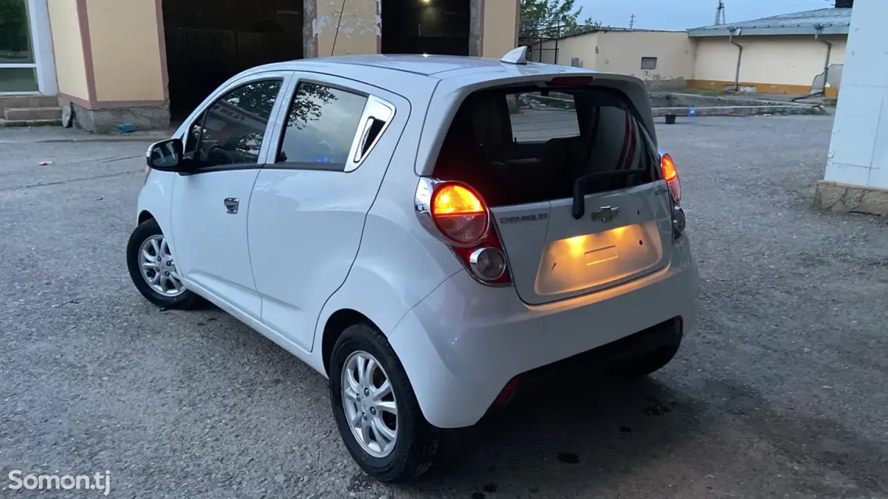 Chevrolet Spark 2015 · 1.0 AT