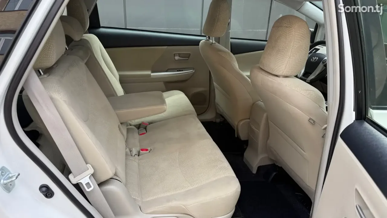 Toyota Prius 2014 · 1.8 AT