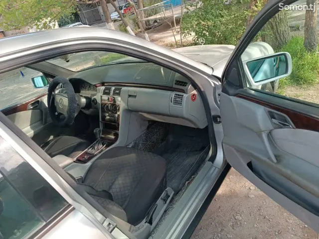 Mercedes-Benz E class 1996 · 2.2 MT