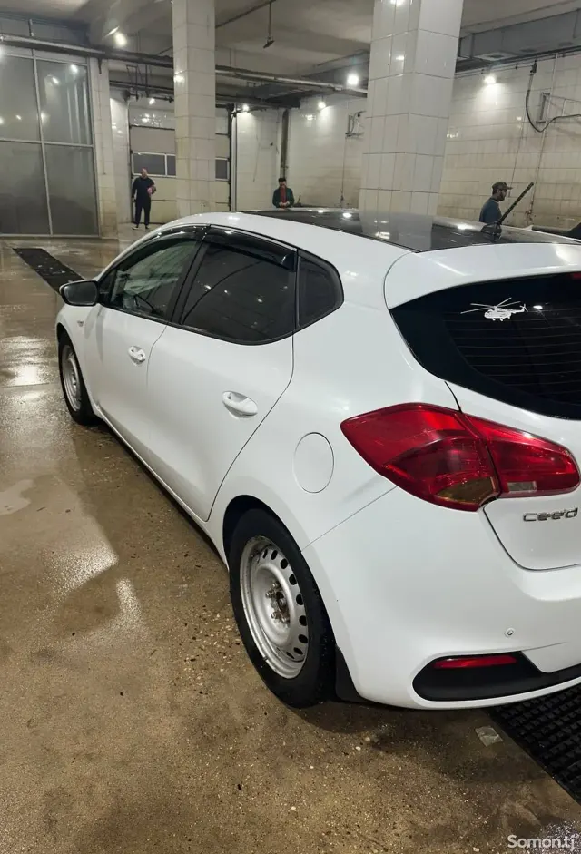 Kia Ceed 2015 · 1.6 AT