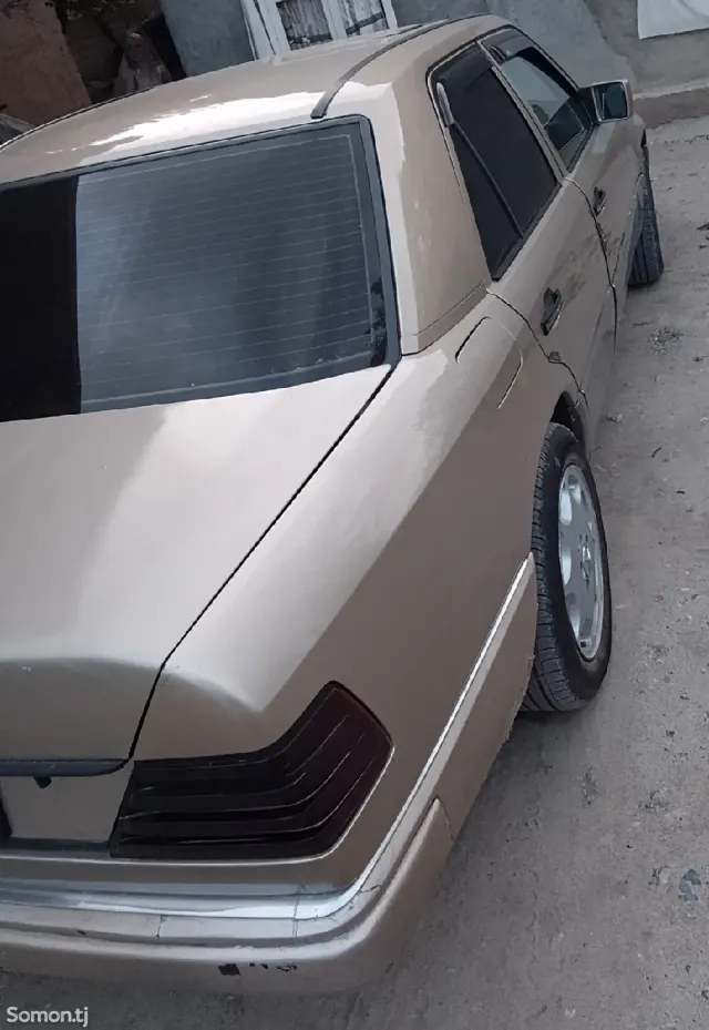 Mercedes-Benz W124 1989 · 2.0 MT