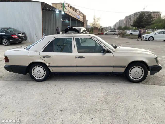 Mercedes-Benz W124 1988 · 2.5 AT
