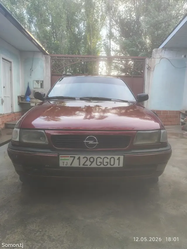 Opel Astra F 1993 · 1.6 MT