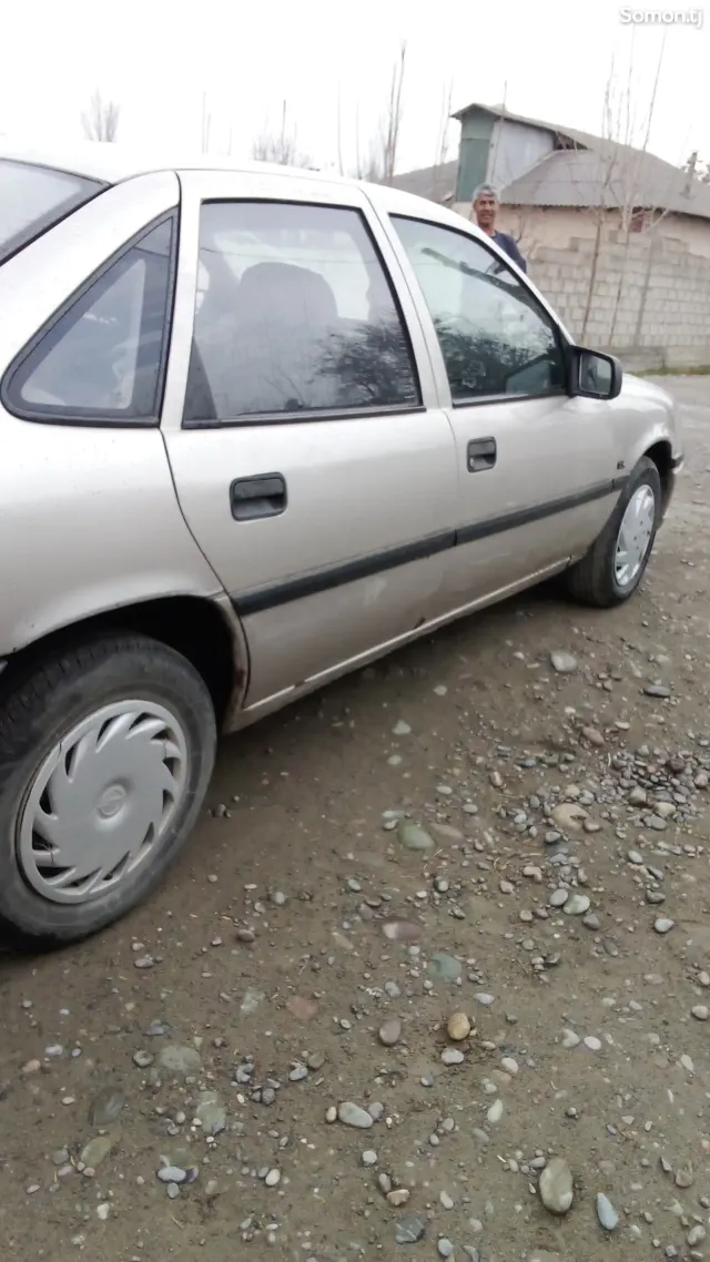 Opel Vectra A 1993 · 1.6 MT