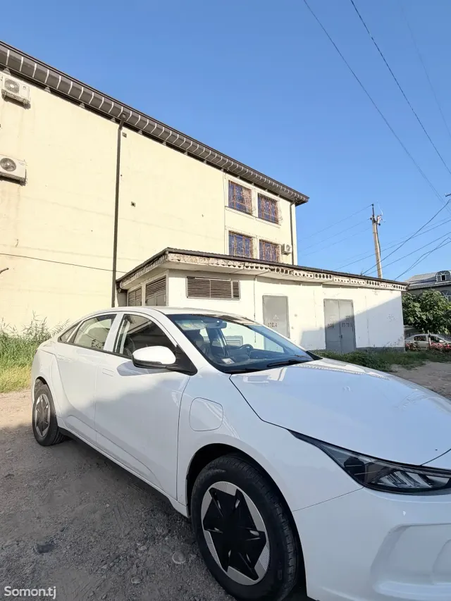 Geely Emgrand 2025 · AT