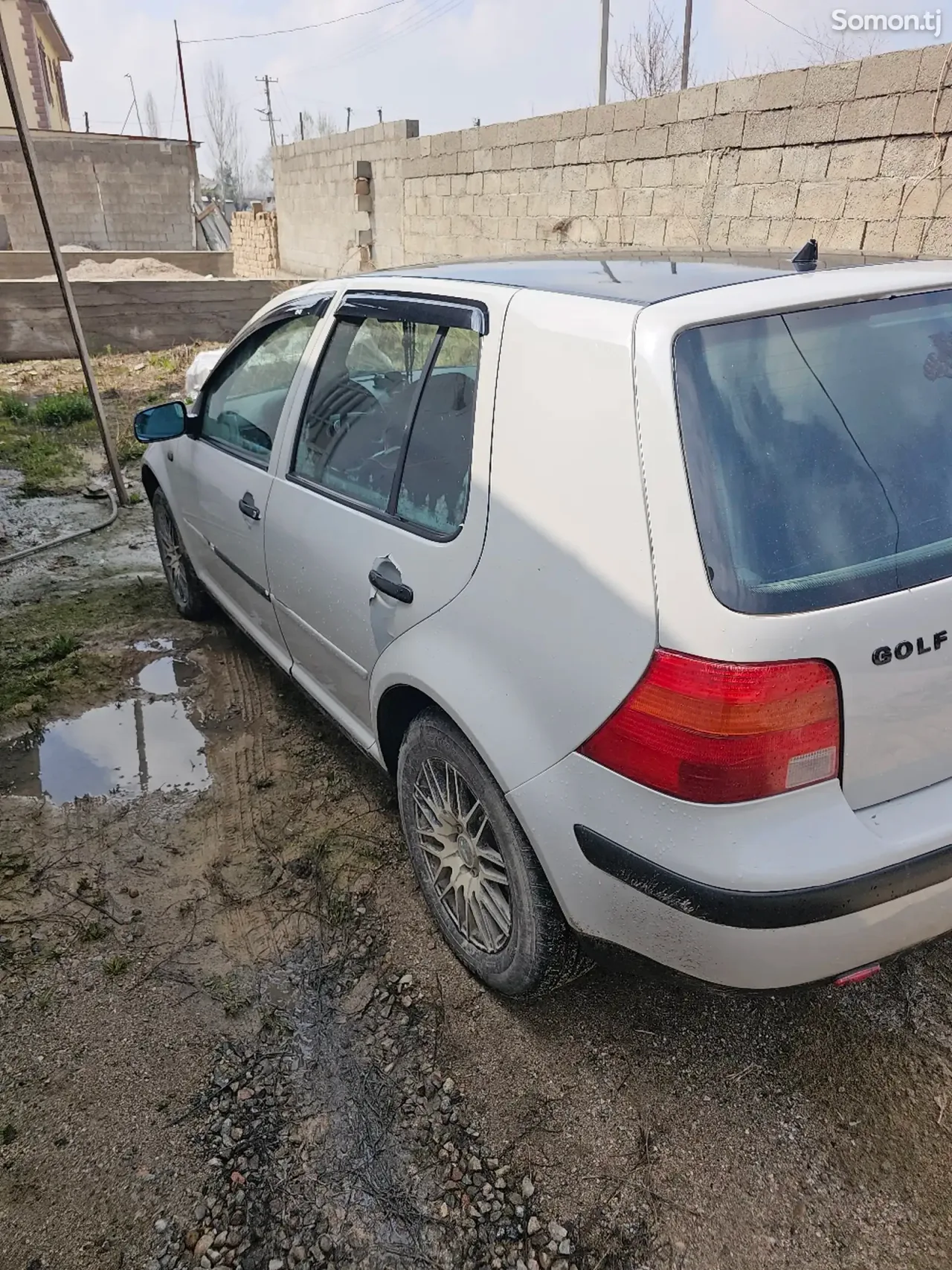 Volkswagen Golf 1999 · 1.6 MT