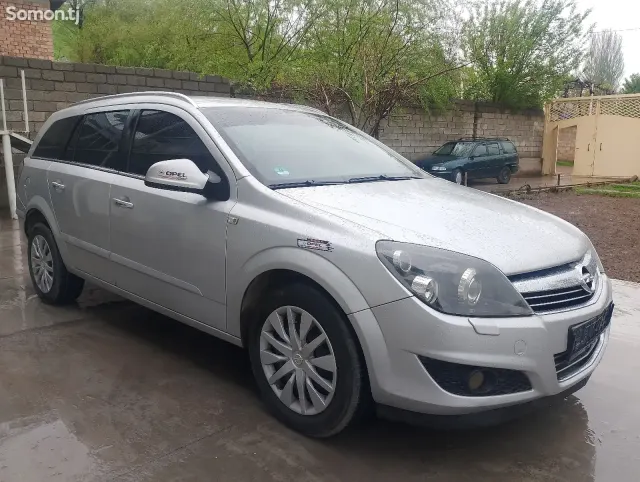 Opel Astra H 2010 · 1.7 MT
