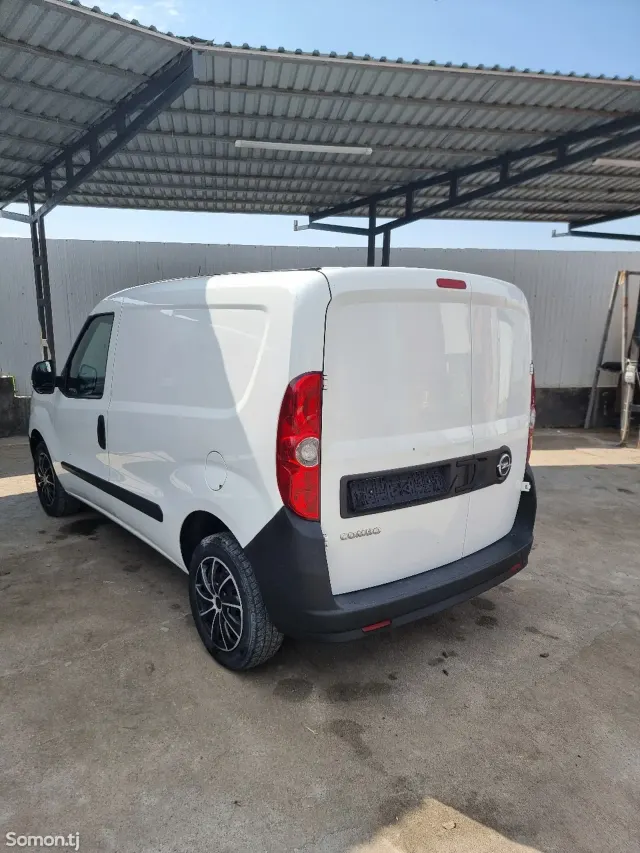 Opel Combo 2017 · 1.4 MT