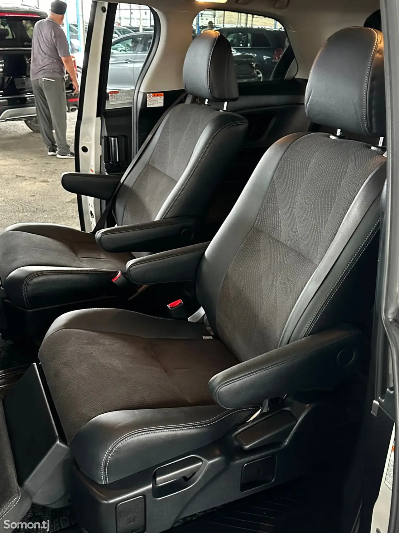 Toyota Estima 2016 · 2.4 AT