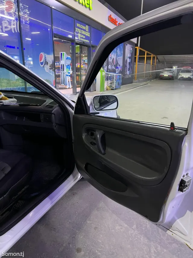 Daewoo Nexia 1995 · 1.6 MT