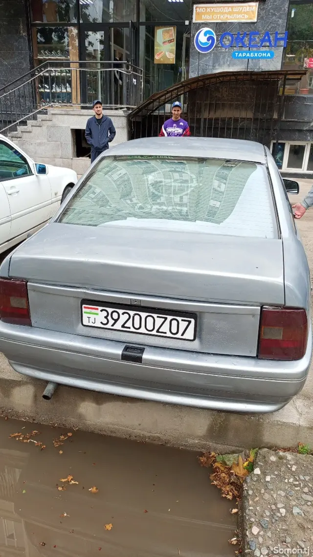 Opel Vectra A 1990 · 1.6 MT