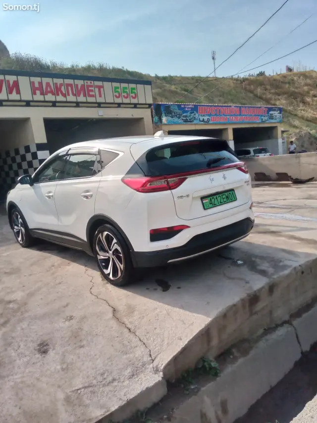 Hongqi E-HS3 2019 · AT