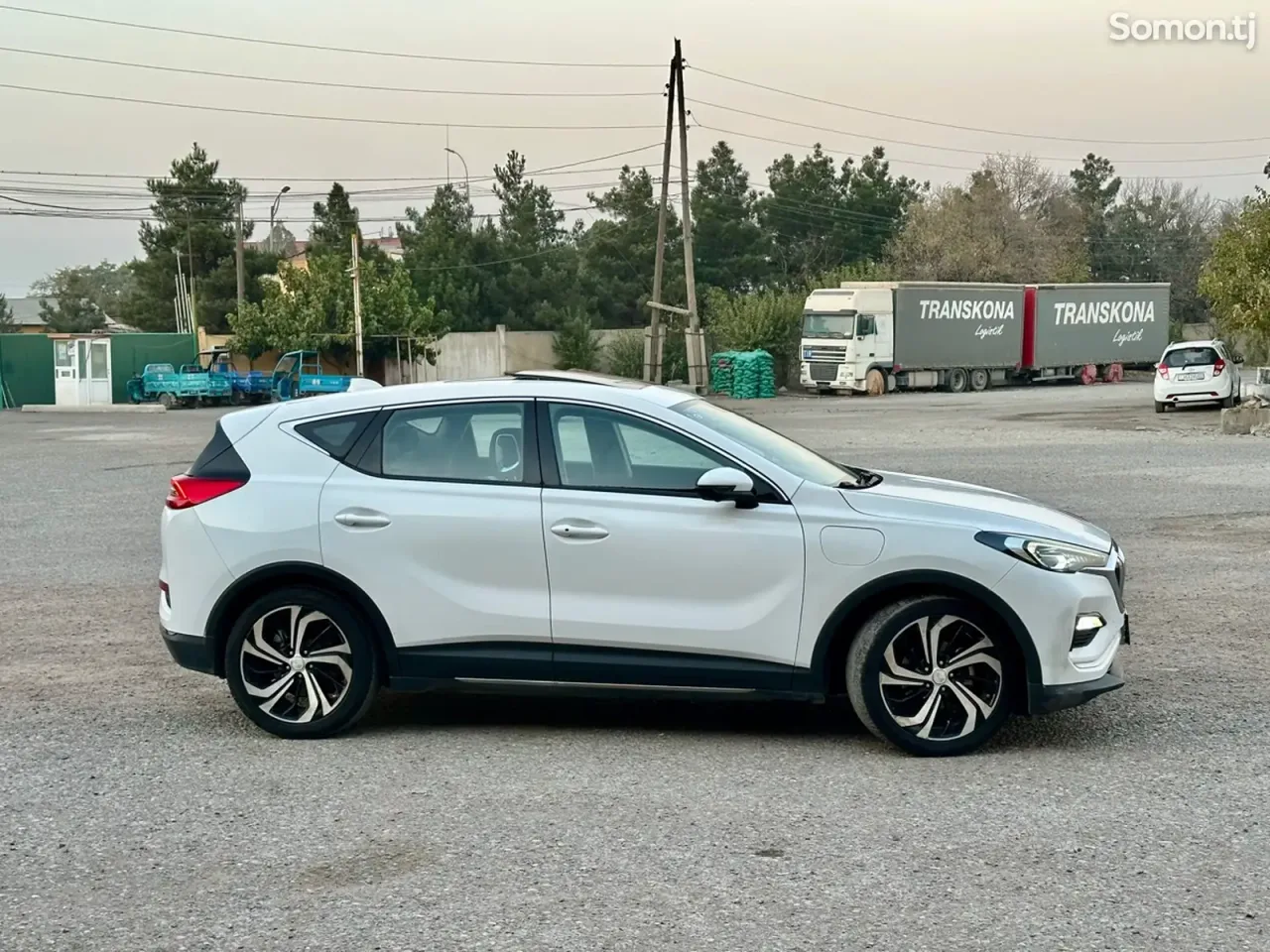 Hongqi E-HS3 2019 · AT