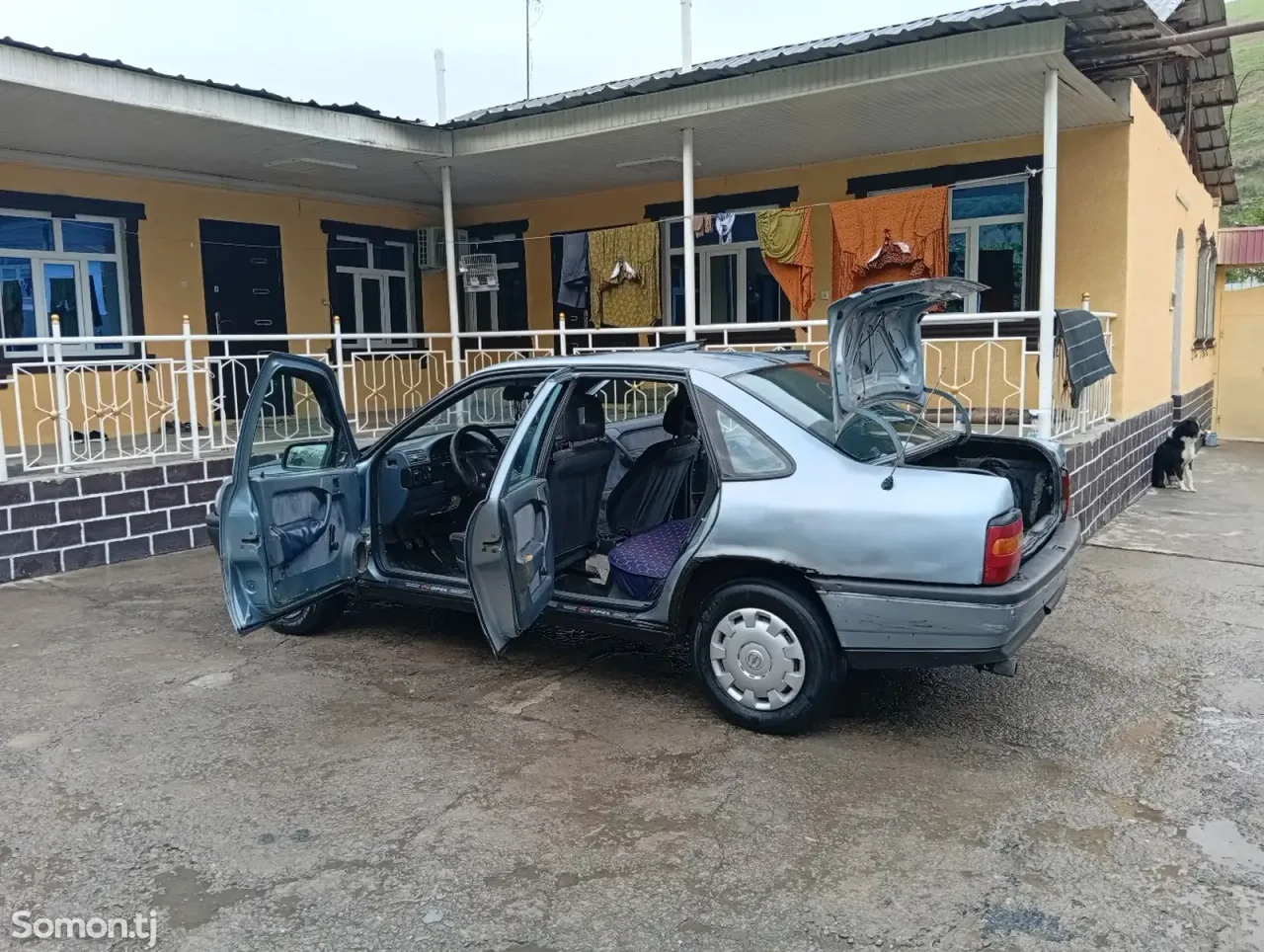 Opel Vectra A 1992 · 1.6 MT