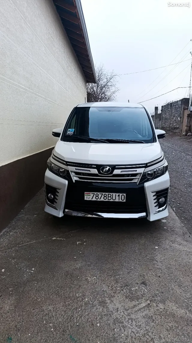 Toyota Voxy 2014 · 1.8 AT