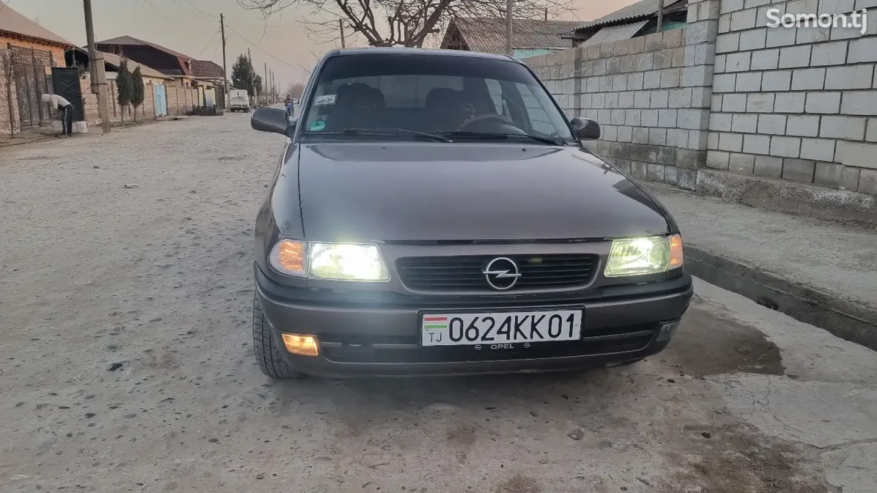 Opel Astra F 1998 · 1.6 MT