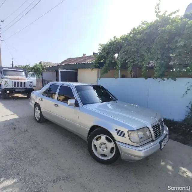 Mercedes-Benz W124 1995 · 2.7 MT