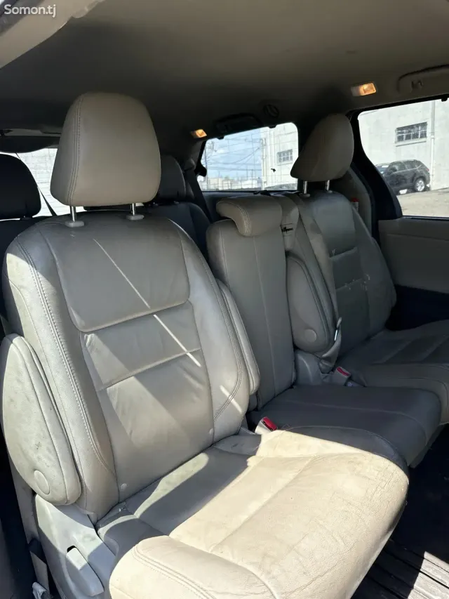 Toyota Sienna 2015 · 3.5 AT