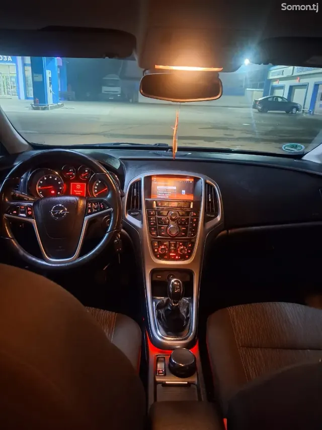 Opel Astra J 2014 · 1.4 MT