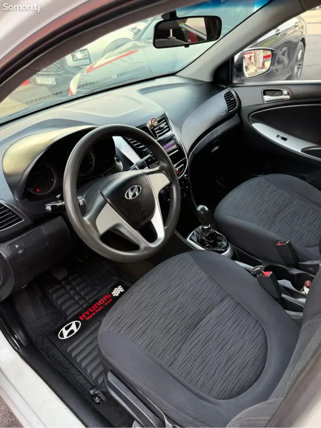Hyundai Solaris 2015 · 1.6 MT