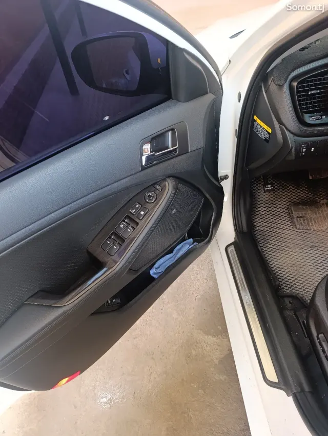 Kia K5 2011 · 2.0 AT