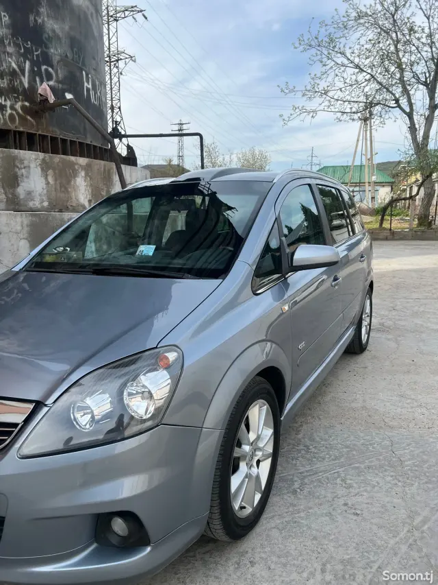 Opel Zafira 2010 · 1.9 MT