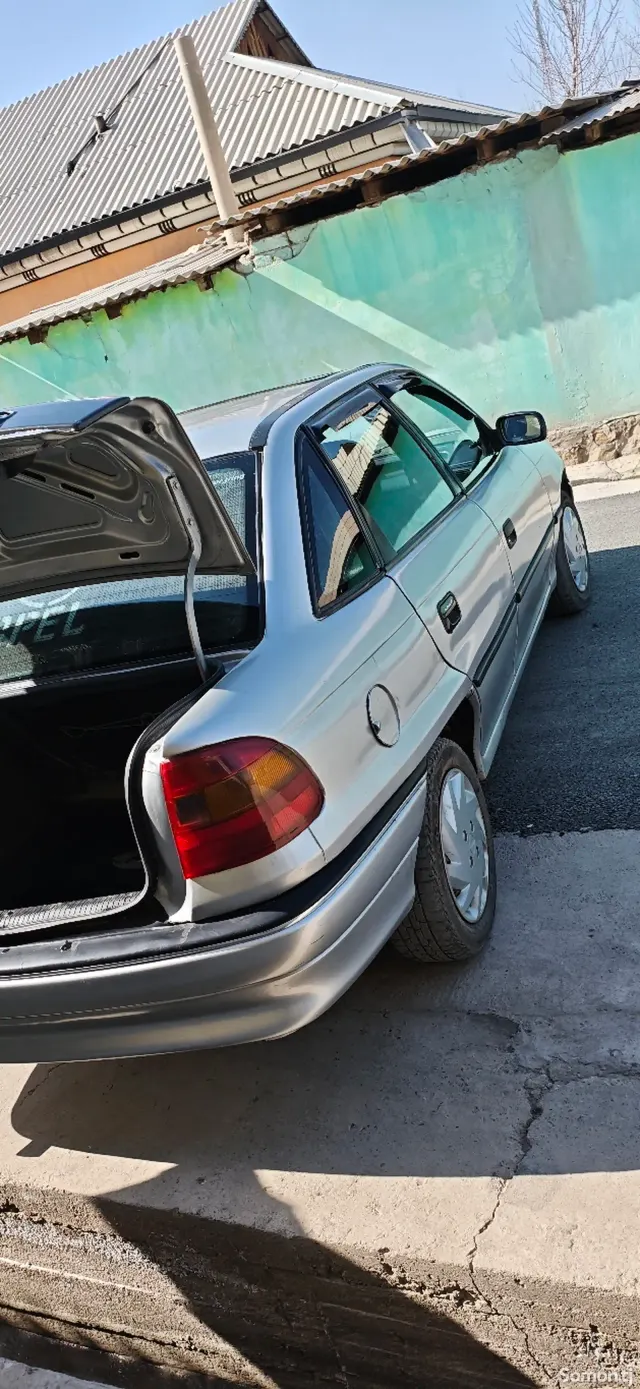 Opel Astra F 1994 · 1.6 MT