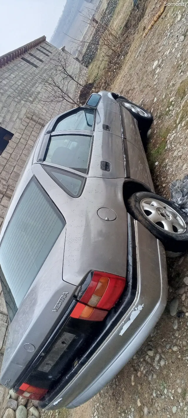 Opel Vectra A 1993 · 1.6 MT