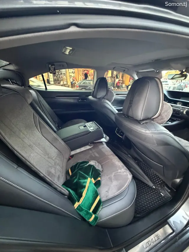 Lexus ES series 2017 · 3.5 AT