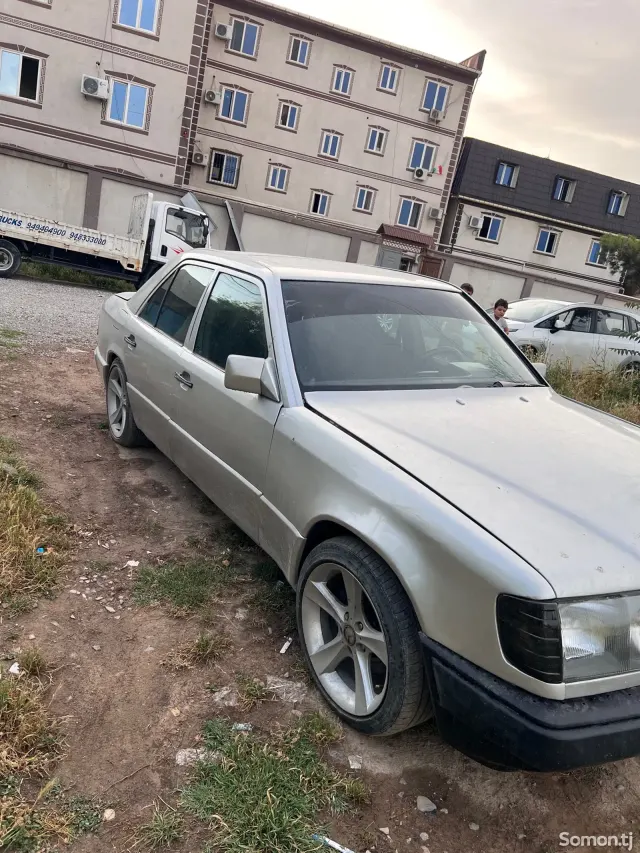 Mercedes-Benz W124 1992 · 2.0 MT