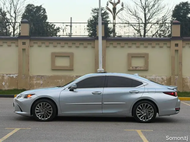 Lexus ES series 2022 · 2.5 AT