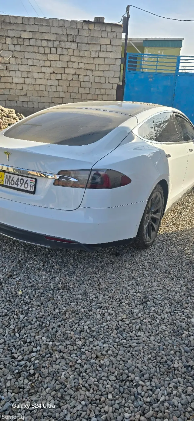 Tesla Model S 2013 · AT