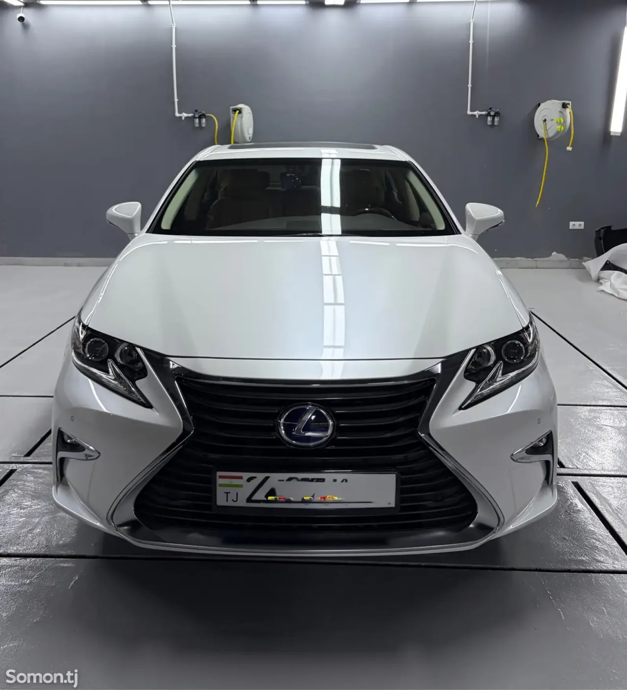 Lexus ES series 2017 · 2.5 AT
