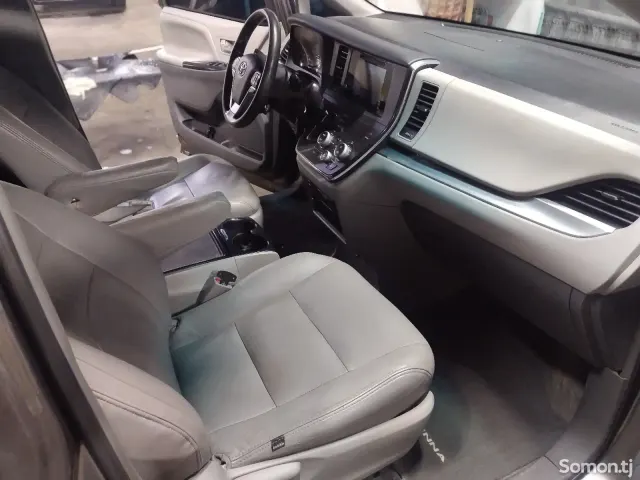 Toyota Sienna 2014 · 3.5 AT