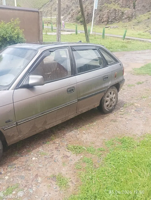 Opel Astra F 1992 · 1.6 MT