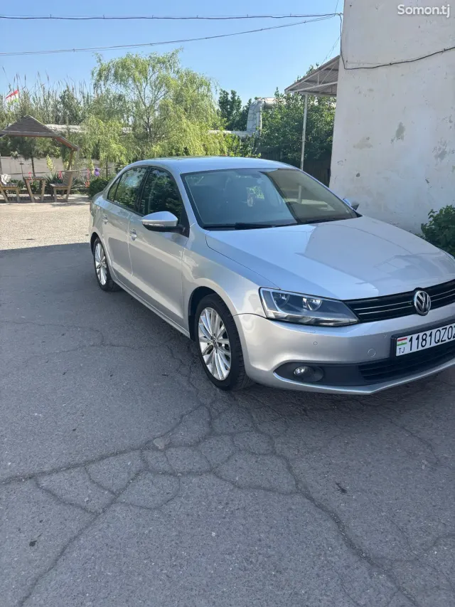 Volkswagen Jetta 2012 · 1.6 AT